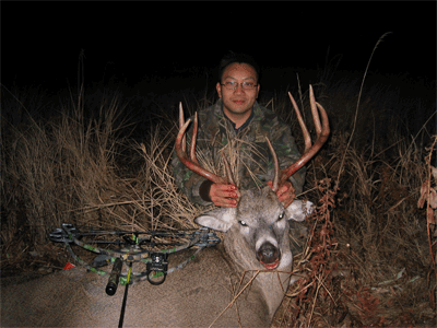 Su deer hunt takes the large buck deer with Liberty bow